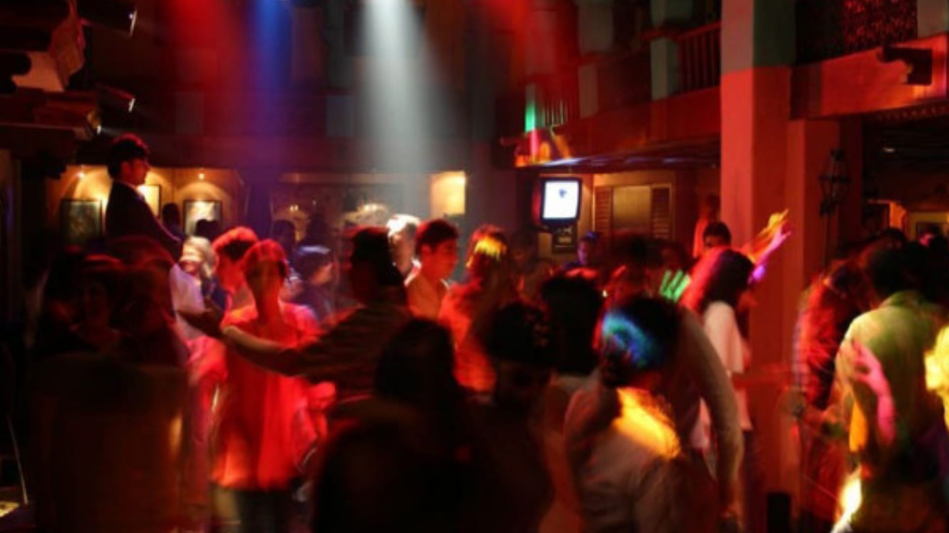 Gurugram chowki incharge create scene in mojo pub after getting intoxicated dance alot then tried to take away girl from club