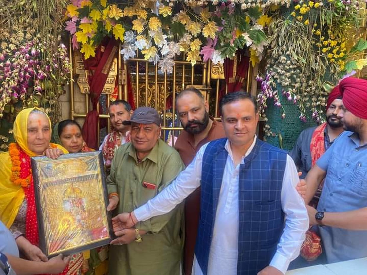 mother of punjab cm bhagvantmaans mother came to chintpurni temple and worship