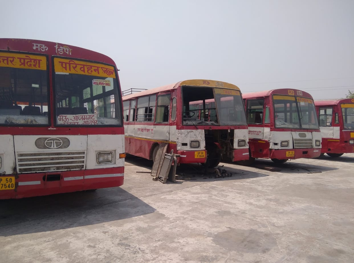 Buses in the workshop for repair, passengers are getting upset