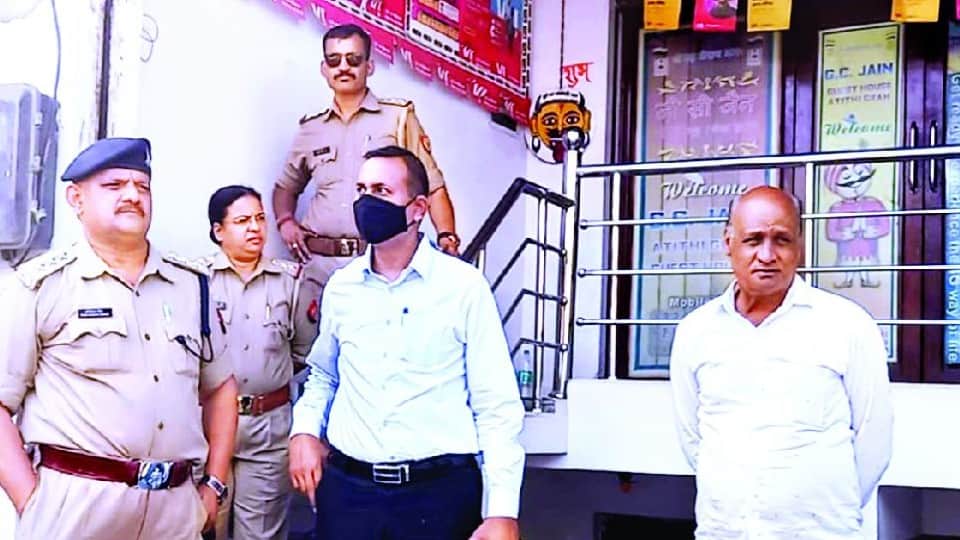 police raid the guest house and couples found in the room in firozabad