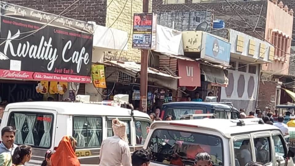 police raid the guest house and couples found in the room in firozabad