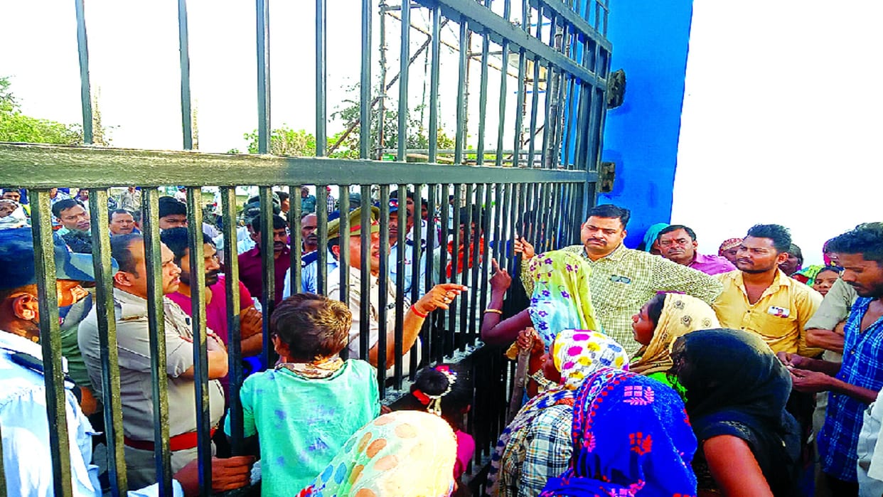 Scrap picker shot dead, four guards in custody