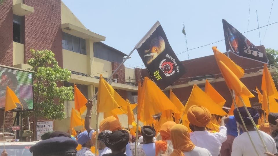 Demonstration: Flags with Bhindranwala's picture waved in Una