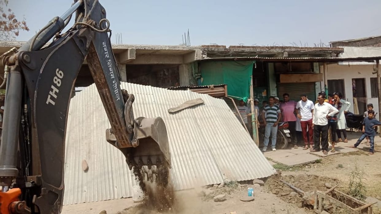 Bulldozer of 'Mama' ran in the capital: Encroachment removed from government land worth 14 crores at different places