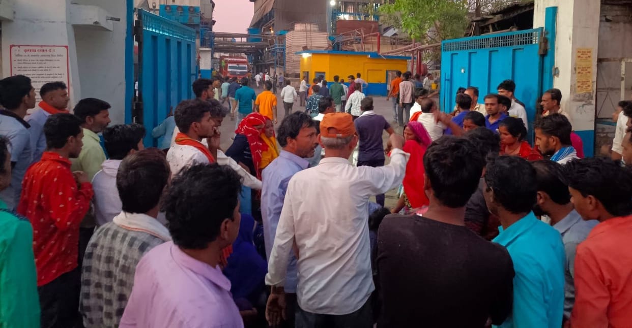 Kanpur Dehat: Two welders fell from 20 feet high tank while working in factory, one died