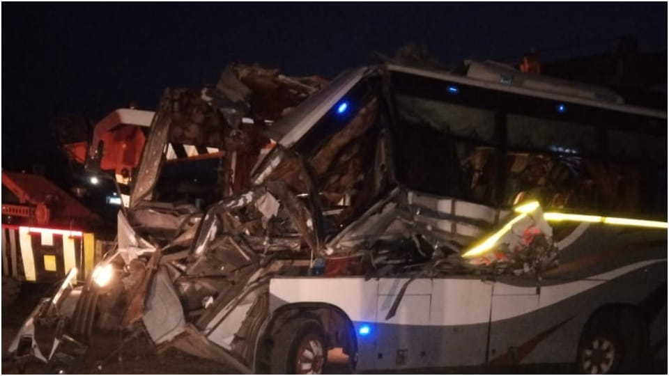 Animal Husbandry Department employees bus collided with trailer in Udaipur 24 injured