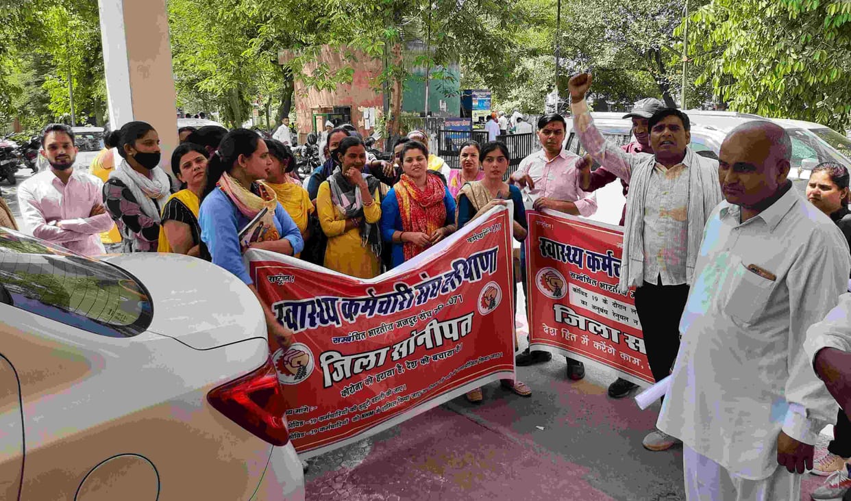 Removed contract health workers demonstrated, indent handed over to Deputy Civil Surgeon in the name of Health Minister