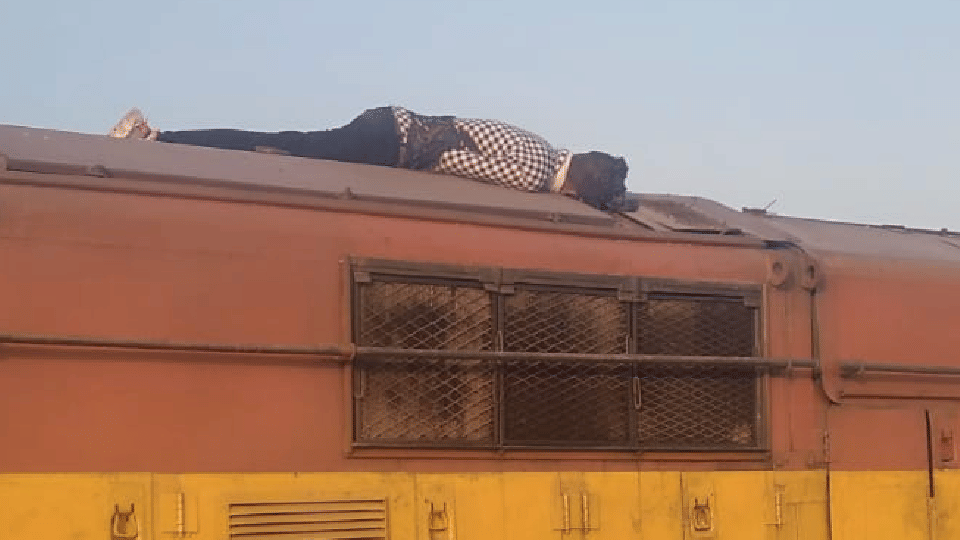 Madhya Pradesh: Taking selfie by climbing on top of engine in Chhatarpur, died after being hit by electric line