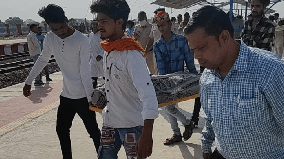 Madhya Pradesh: Taking selfie by climbing on top of engine in Chhatarpur, died after being hit by electric line