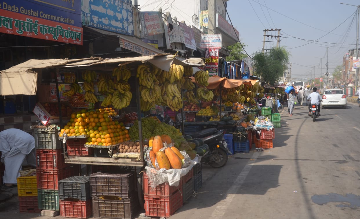 Even after three years, the street vendors did not move from the side of the road, the action was limited to marking the place