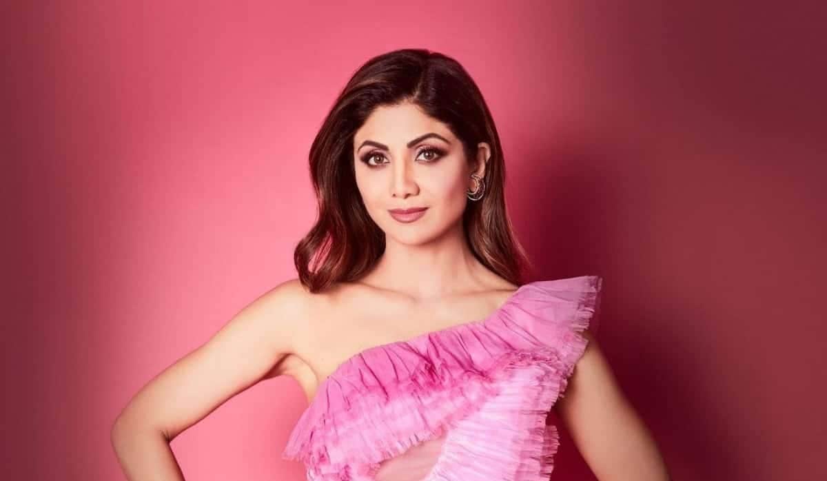 Shilpa Shetty teaches Manoj Muntashir dance steps in India's Got Talent show