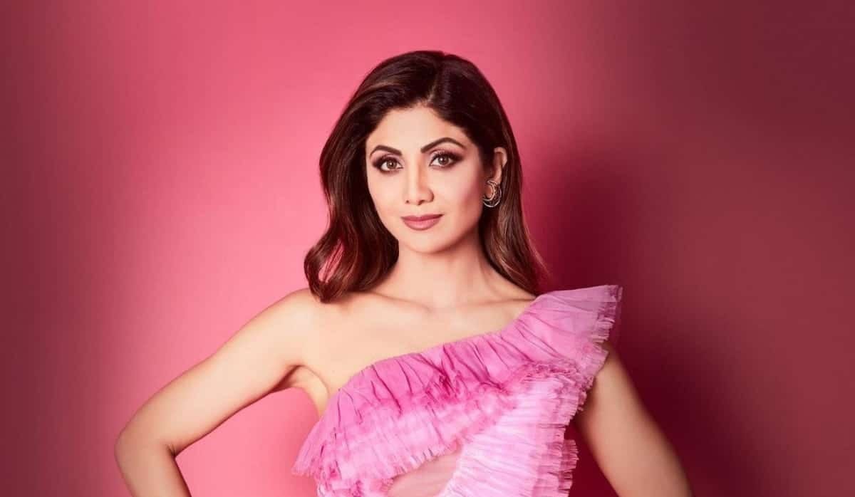 Shilpa Shetty teaches Manoj Muntashir dance steps in India's Got Talent show