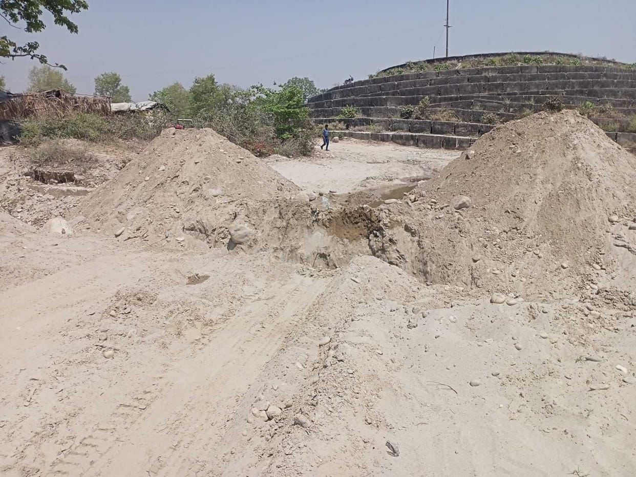 The forest department will stop the theft of minerals by digging trenches