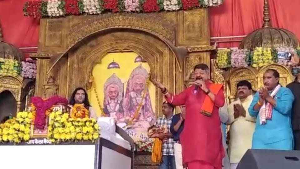 देवास में हो रही भागवत कथा में भजन गाते विजयवर्गीय