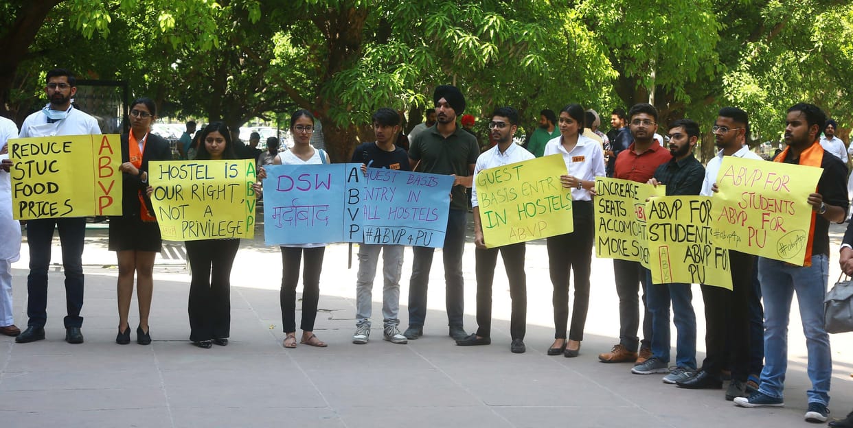 ABVP surrounded DSW office, shouting slogans