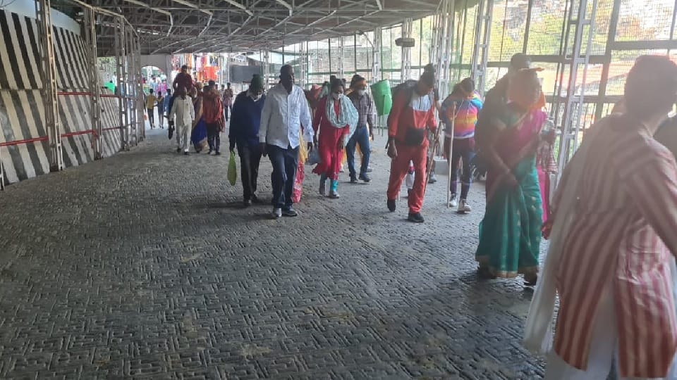 Devotees reaching Vaishno Devi Darwar occasion of Navratri