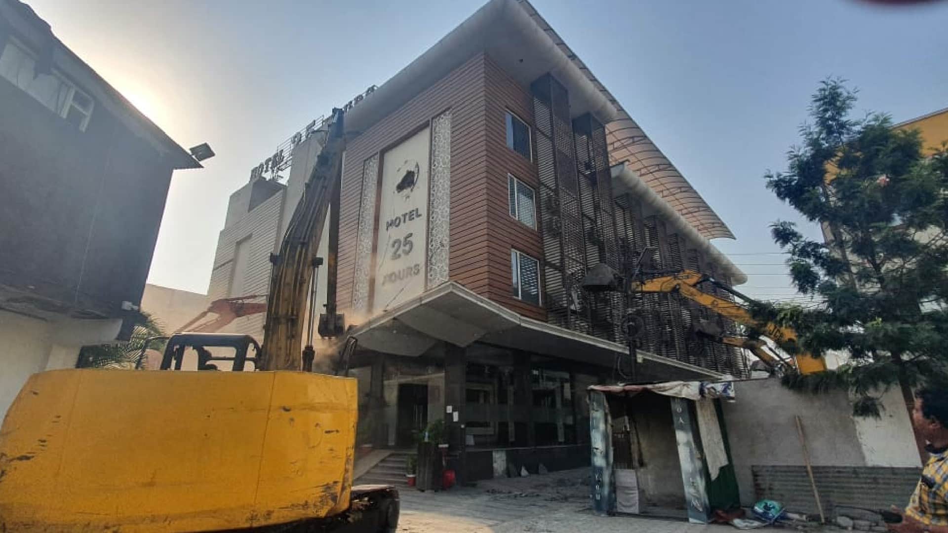 Illegal business base hotel in Indore was bulldozed for 25 hours, building built in 12 thousand square feet was frozen