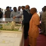 कार्यों की समीक्षा करते सीएम योगी आदित्यनाथ