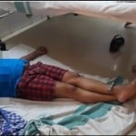 पत्रकार को पुलिस ने चेन से बांधा