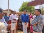 ौप गांव के घसिया बस्ती में ग्रामीणो से जानकारी लेते डीएम चंद्र विजय सिंह।