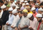 पहले जुम्मे की नमाज अदा करते रोजेदार।