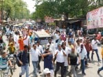 पत्रकारों पर दर्ज फर्जी मुकदमा वापस लेने की मांग को लेकर थाली, ताली बजाते हुए कलेक्ट्रेट की ओर जा?