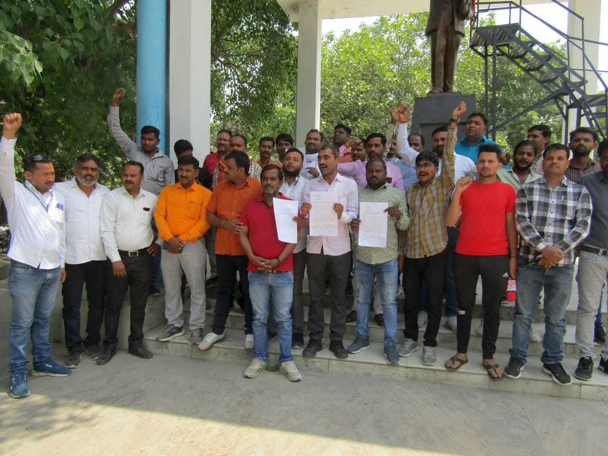 Journalists demonstrated and submitted memorandum