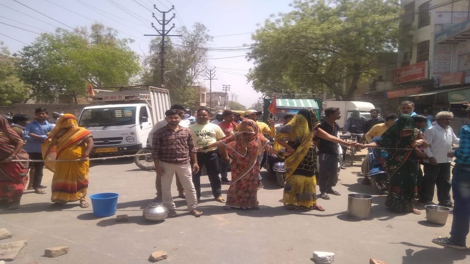drinking water supply problem angry people protest in agra 