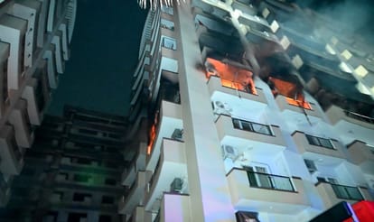 Massive fire broke out on the fourth floor of Annapurna Grandeur Building in varanasi