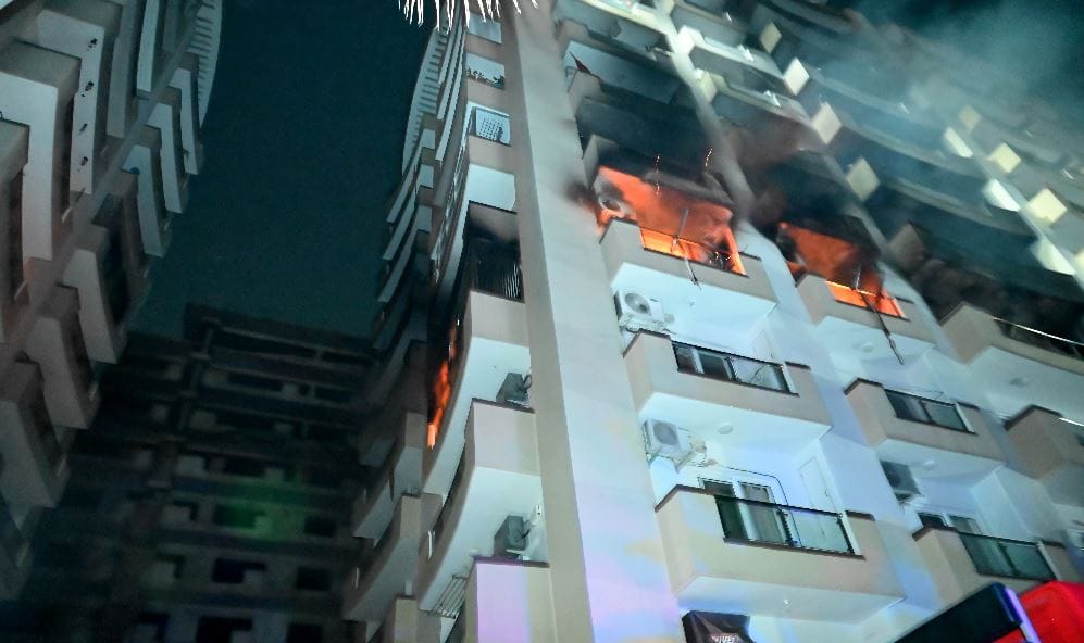 HUge Fire broke out in apartment in varanasi Flames kept rising and people screaming struggle to save lives see in photos