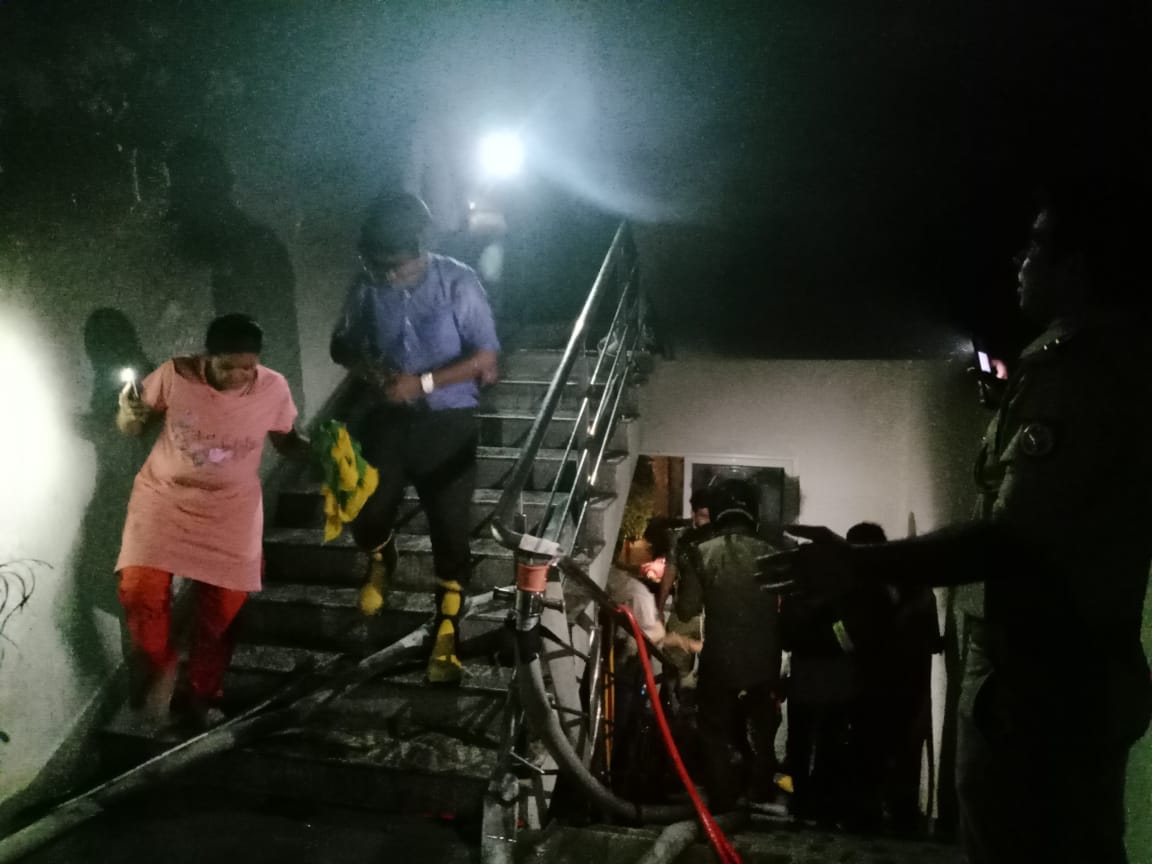 HUge Fire broke out in apartment in varanasi Flames kept rising and people screaming struggle to save lives see in photos