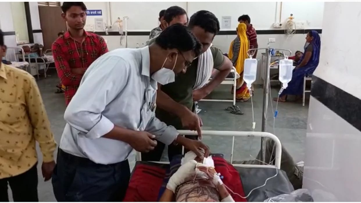 Chhatarpur: Child playing with mobile battery injured, accident happened during charging