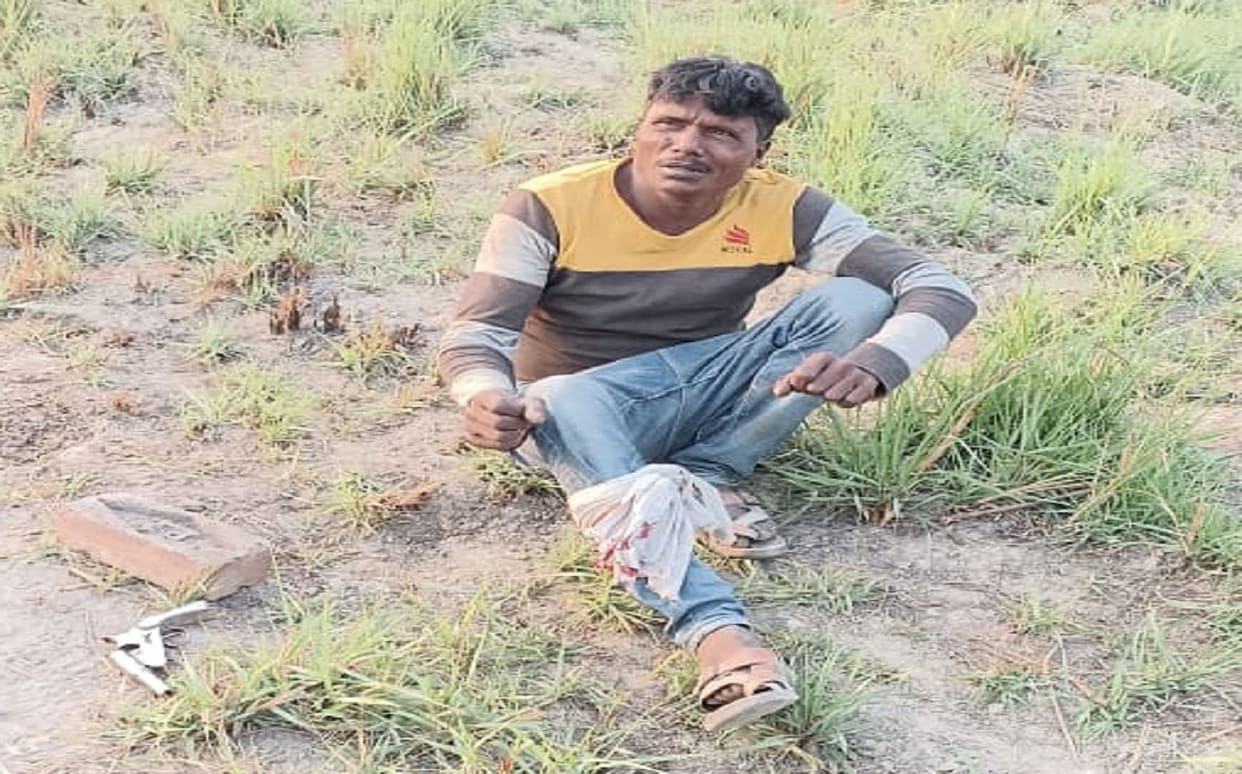 police Encounter in Azamgarh Rs 25000 rewarded criminal injured police recovered illegal weapon