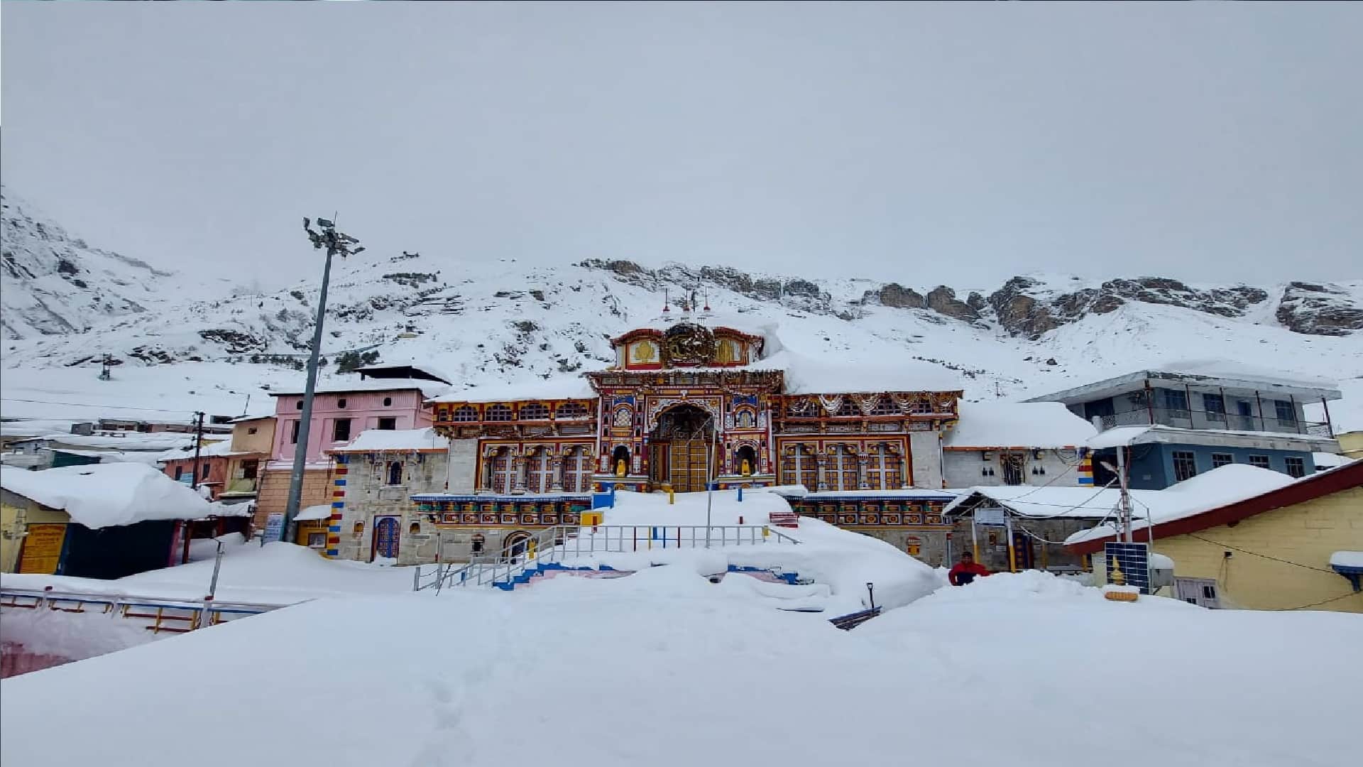 Snowfall in Badrinath Dham remains in lap of snow in winter Uttarakhand news in hindi