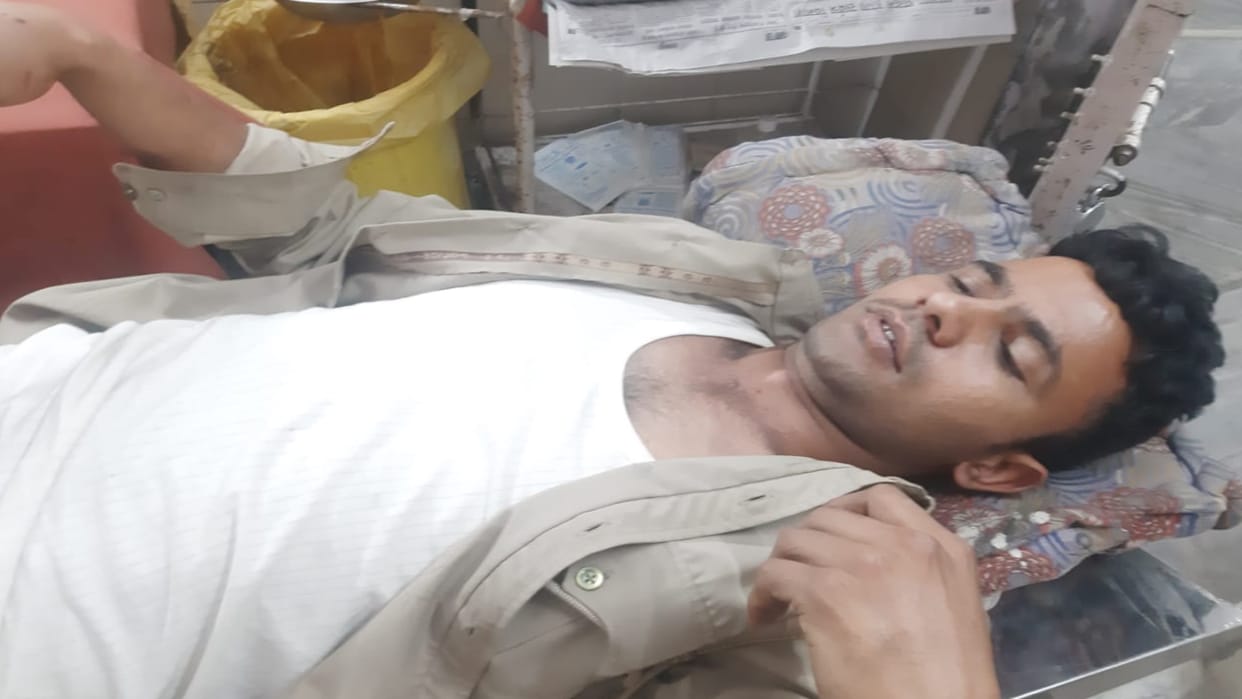 Bareilly cop shot by criminals when stopped for checking in izzatnagar