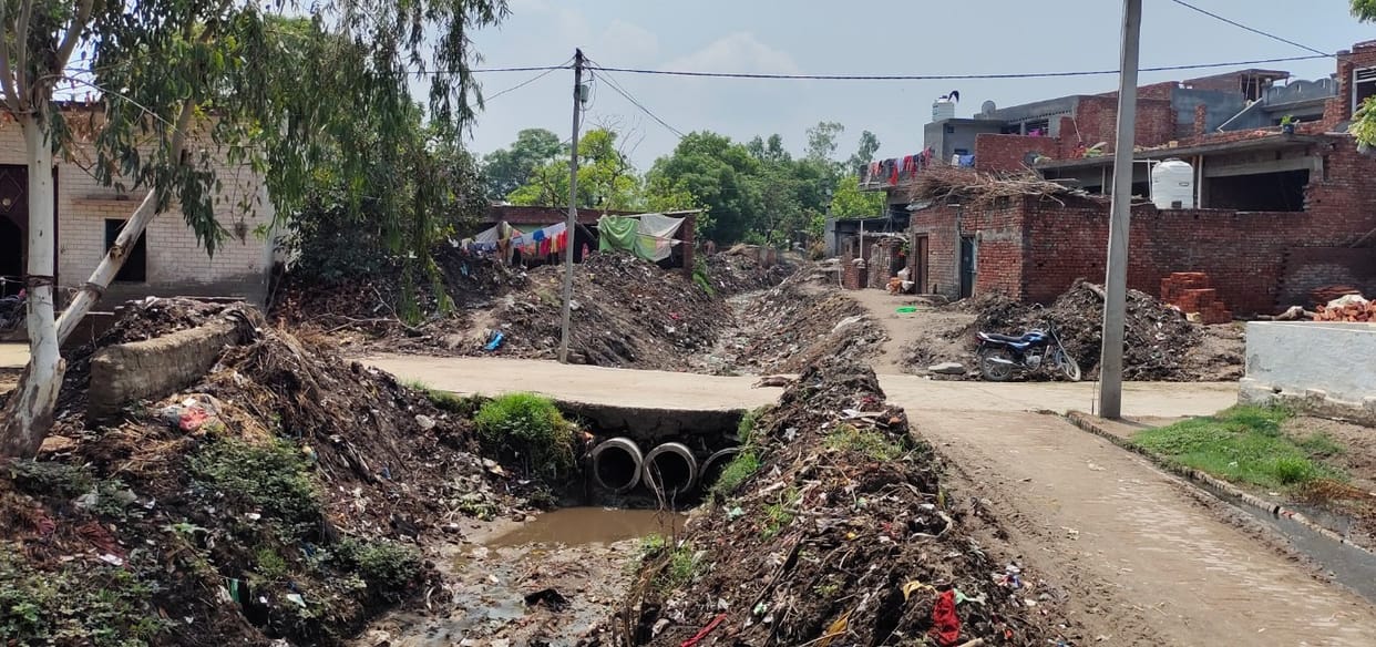 Bulldozer ran on the government land of the pond in Jahanpura