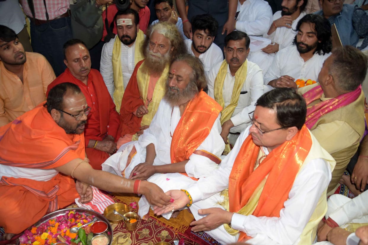 CM Pushkar Singh Dhami and Sri Sri Ravi Shankar performed Ganga Aarti at Harki Paidi, Travelers will be able to go to two dhams by rail in 2024