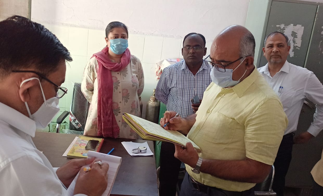 Kanpur dehat : Eight personnel including six doctors who were absent from CHC, DM sought report from Medical Superintendent