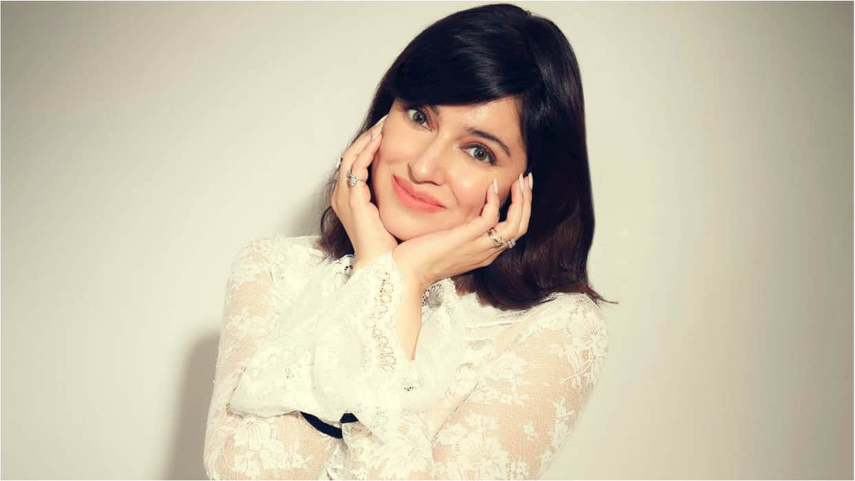 divya khosla kumar bare face no makeup wear black thigh high slit pose on bed