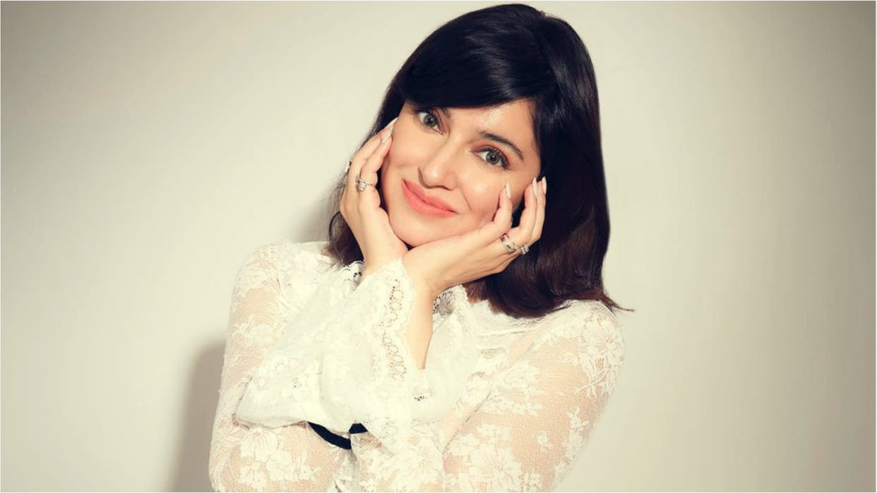 divya khosla kumar bare face no makeup wear black thigh high slit pose on bed