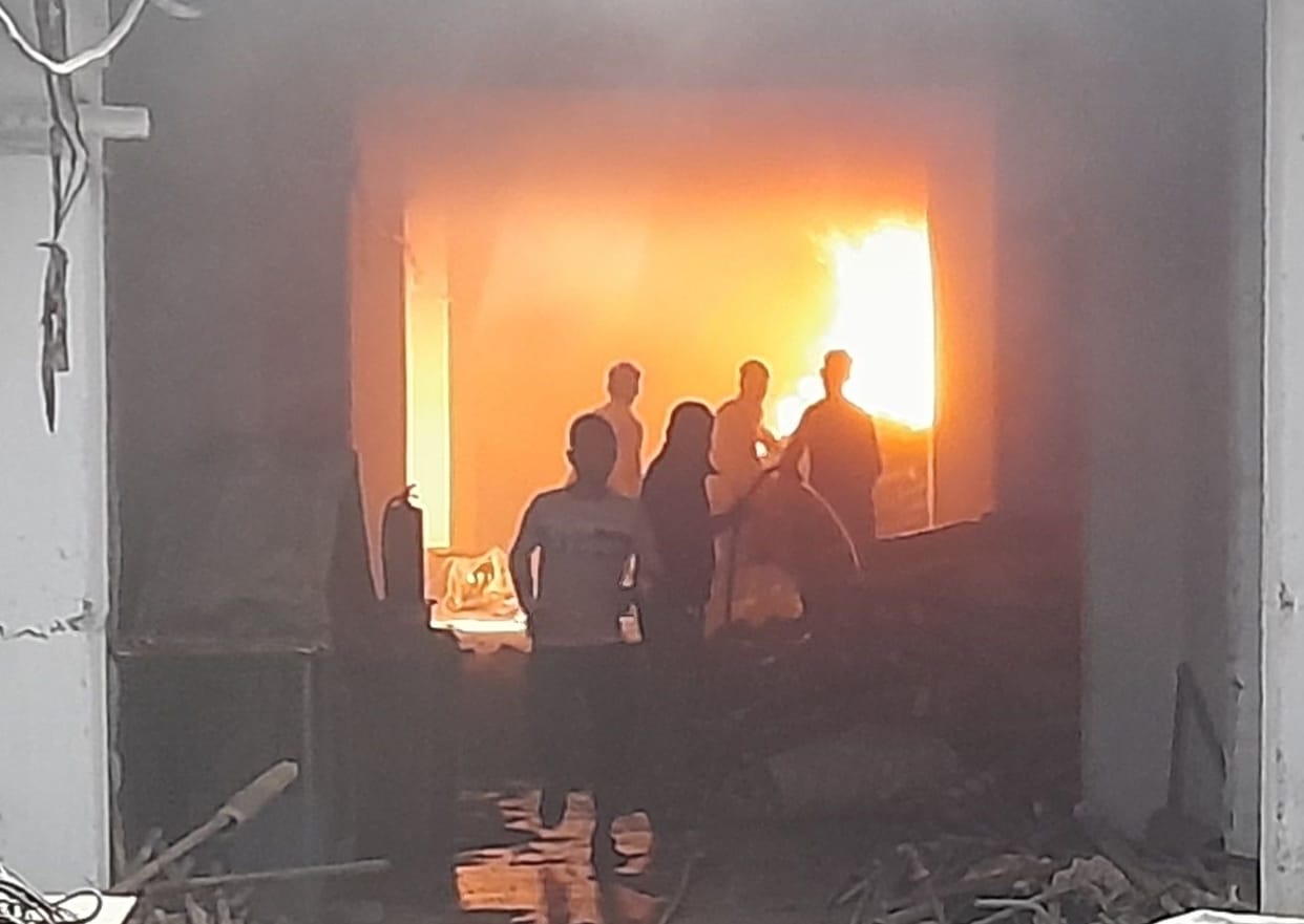 Kanpur dehat : Fire broke out in the warehouse of a foam mattress making factory, workers scorched