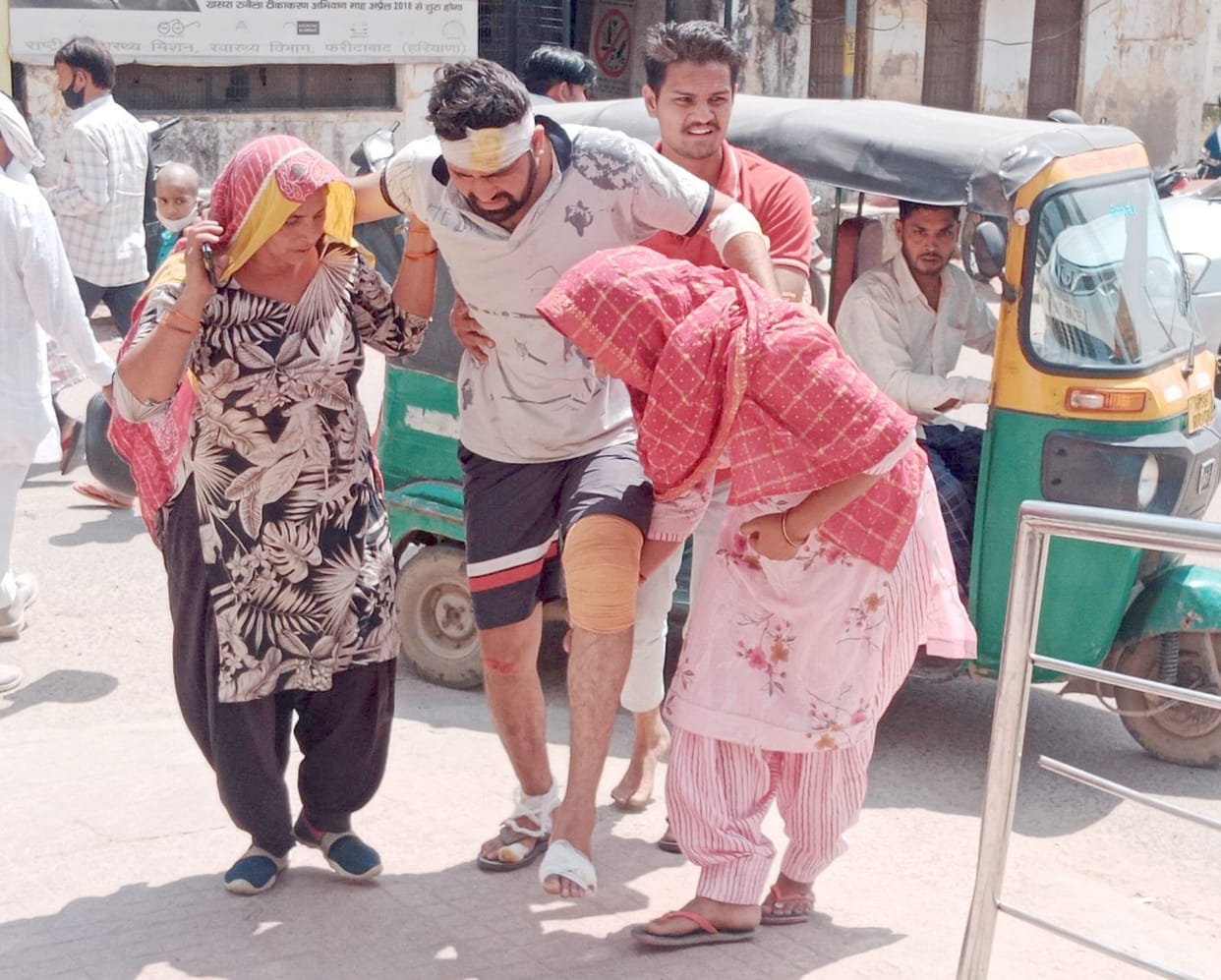 Emergency room reached by taking care patients in their arms due to lack of stretcher