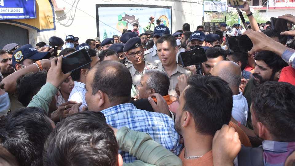 girl Student murder case: Angry mob surrounded the police station, said that hand over the accused to us