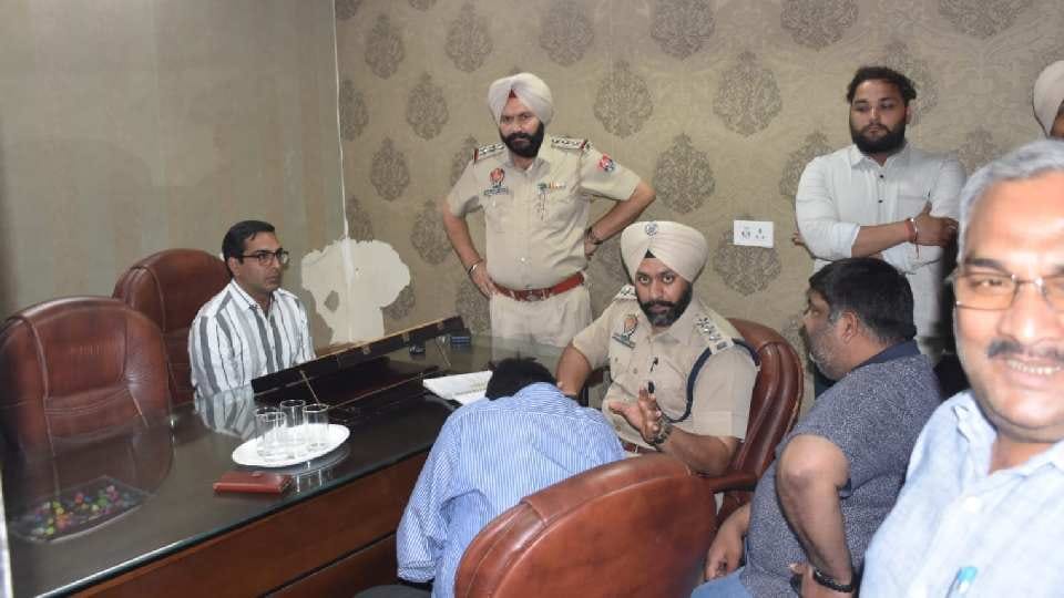 Lakhs of rupees looted from oil trader at gun point in Ludhiana of Punjab