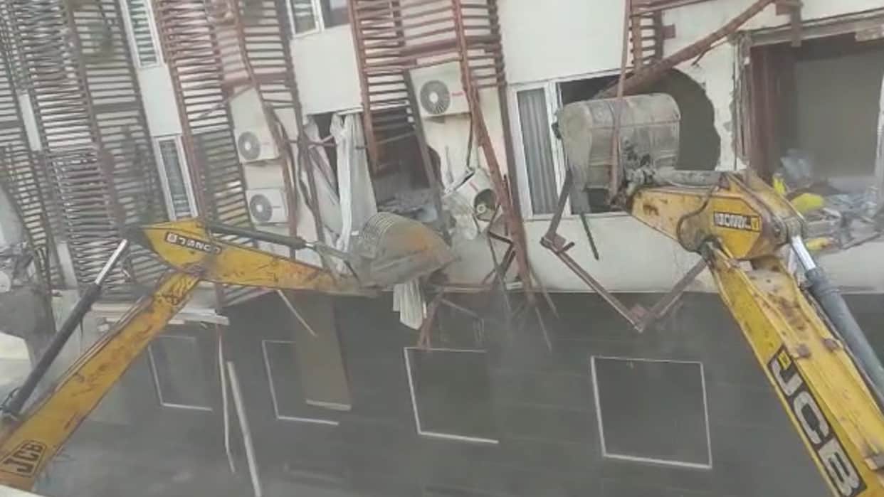 Illegal business base hotel in Indore was bulldozed for 25 hours, building built in 12 thousand square feet was frozen