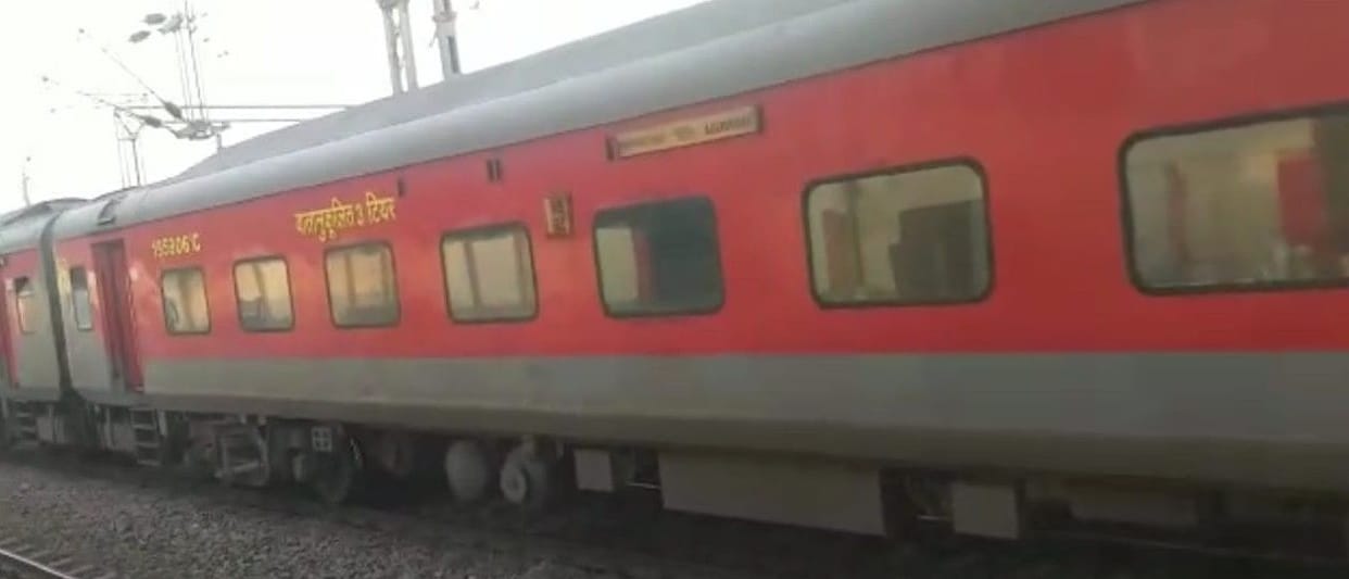 Hathras: Sampark Kranti Express stopped by pulling the chain after the smoke came out