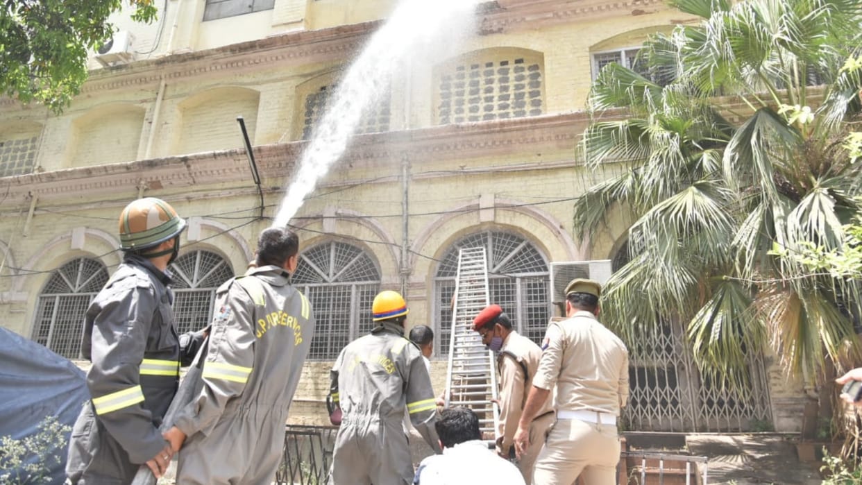Fire breaks out in Indian bank in Hazratganj Lucknow.