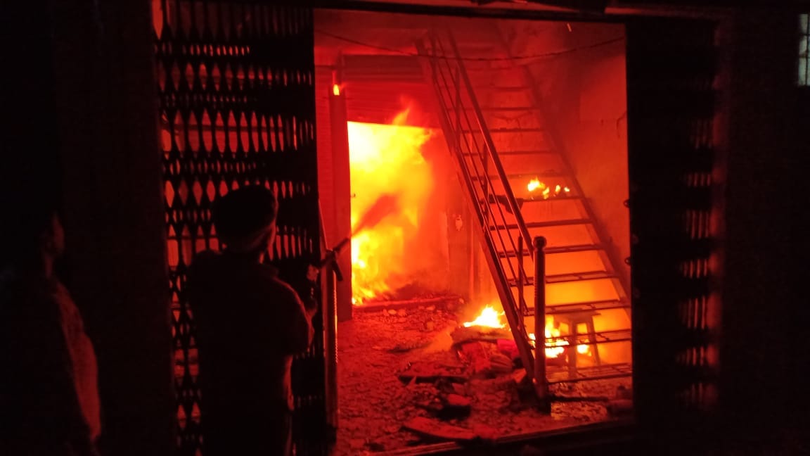 huge fire broke out in clothes shop in jaunpur  goods worth RS 50 lakhs burnt down