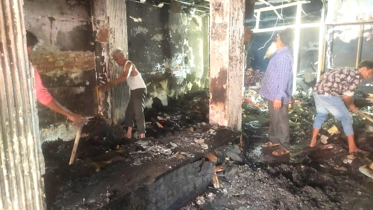 Fire breaks out in Kanpur, people saved by breaking the door