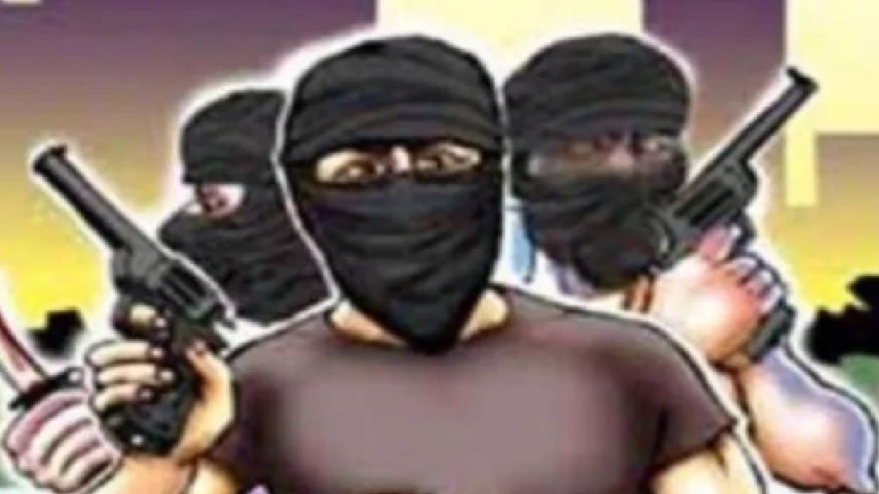 miscreants looted bike-mobile phone from young man